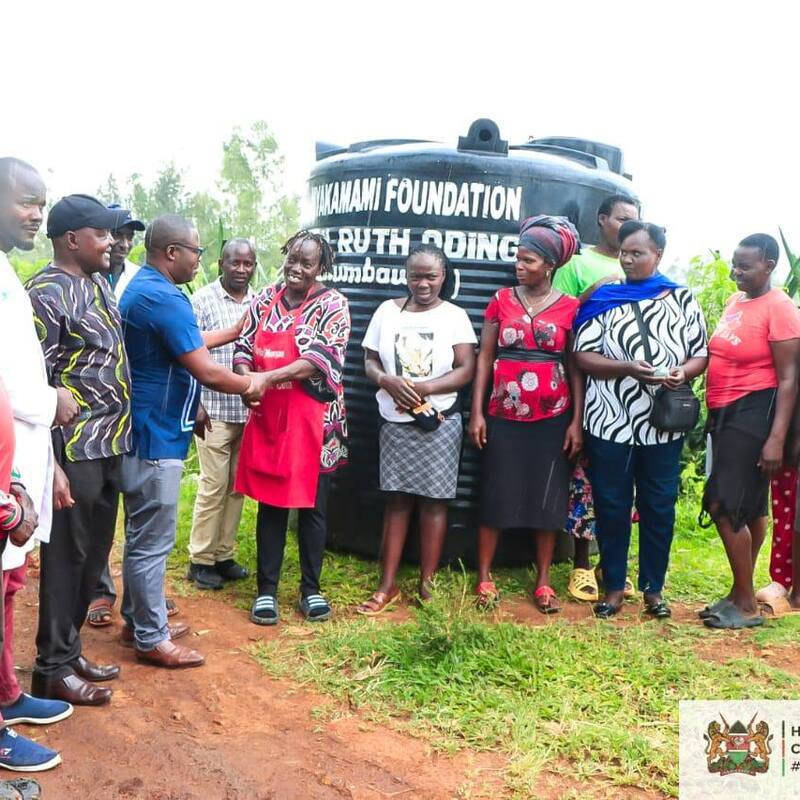 Representatives of Galweya Self Help Group in Chulaimbo receive a water tank from the Nyakamami Foundation